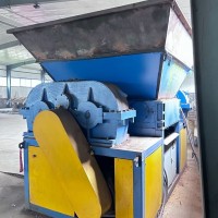 打包出售八成新630壓餅機(jī)、撕碎機(jī)、空調(diào)壓縮機(jī)